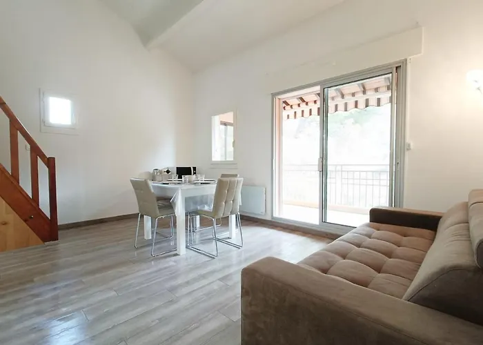 Spacious Sea View Apart At 50M From The Beach